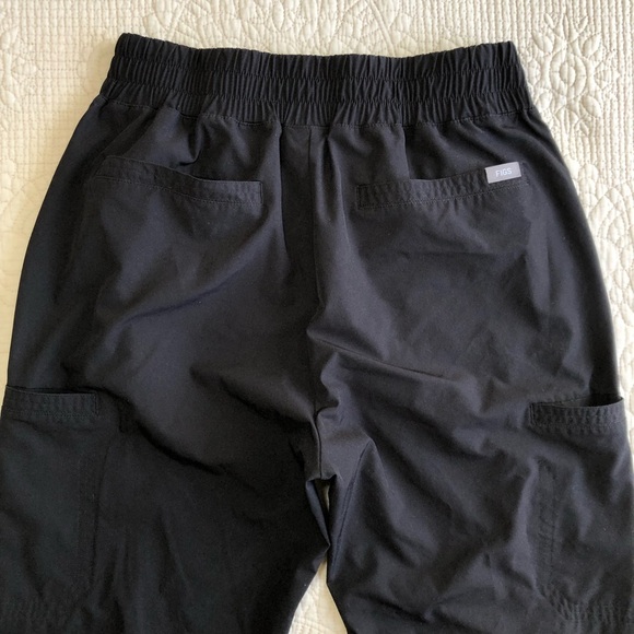 FIGS Women’s Black Technical Collection Cargo Scrub Pants Medium style W22SW2003 - Picture 7 of 11